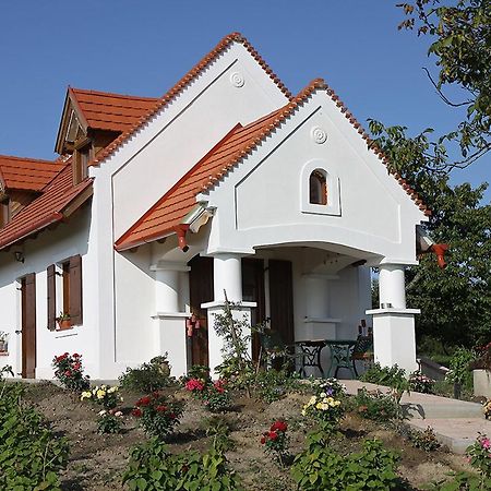 Casa Beata Villa Lesencetomaj Exteriör bild