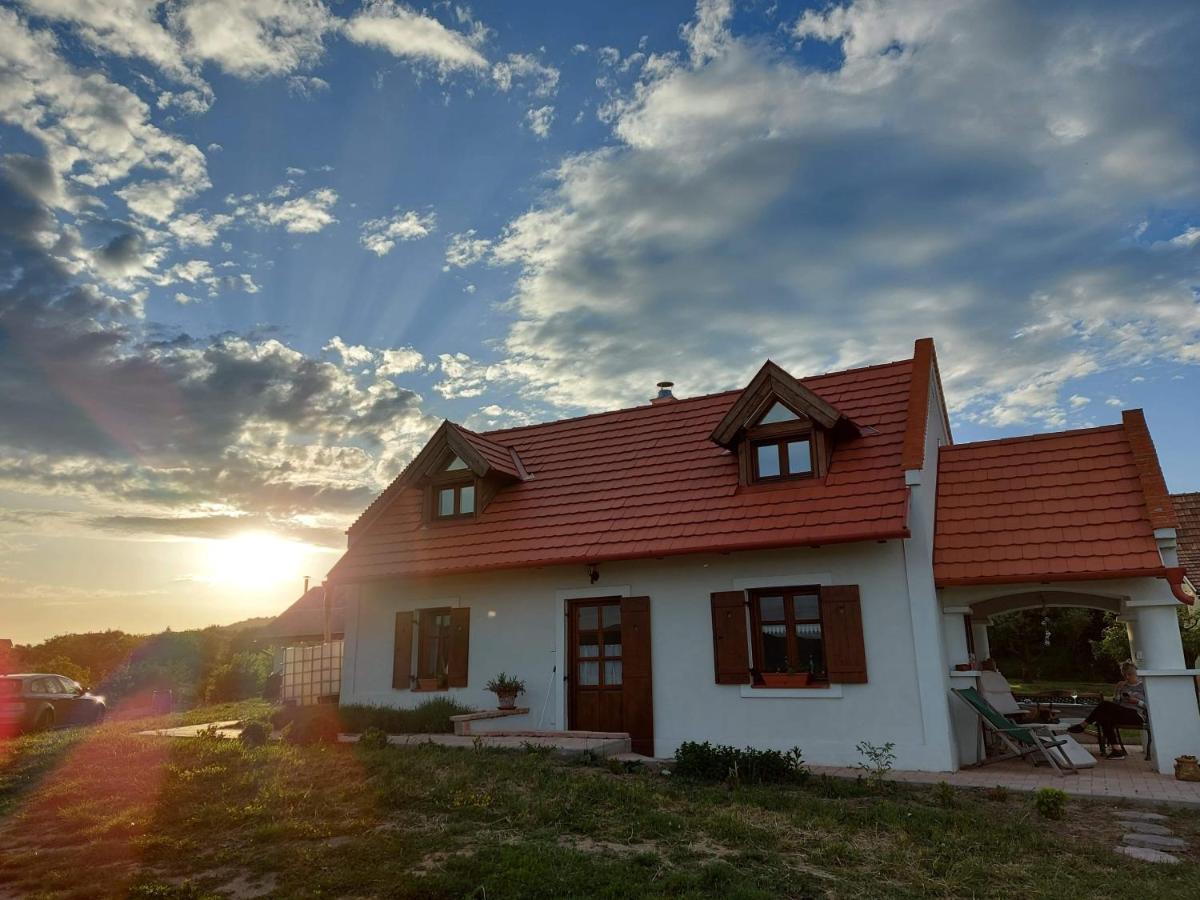 Casa Beata Villa Lesencetomaj Exteriör bild