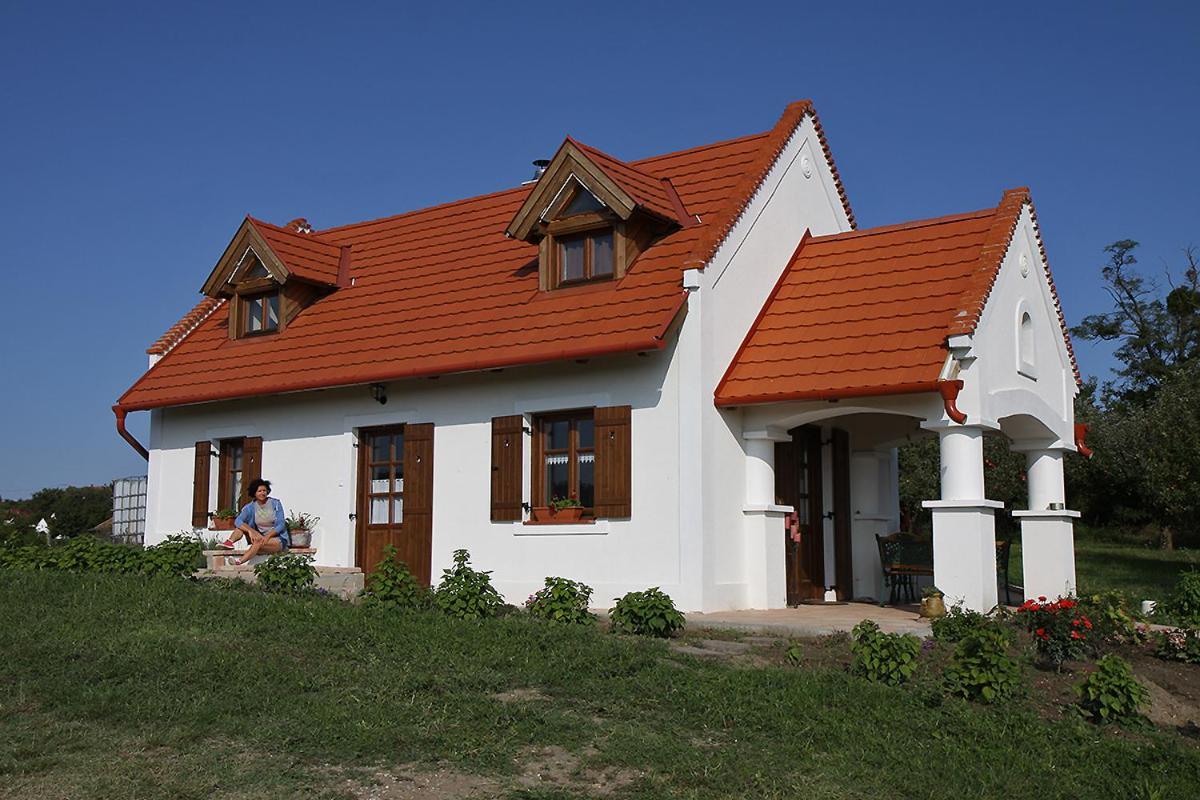 Casa Beata Villa Lesencetomaj Exteriör bild