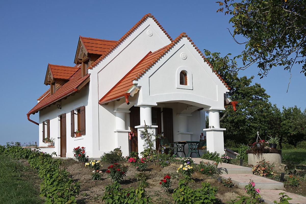 Casa Beata Villa Lesencetomaj Exteriör bild